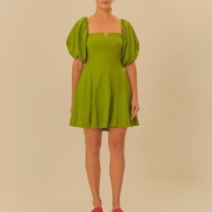 vestido curto recortes frente